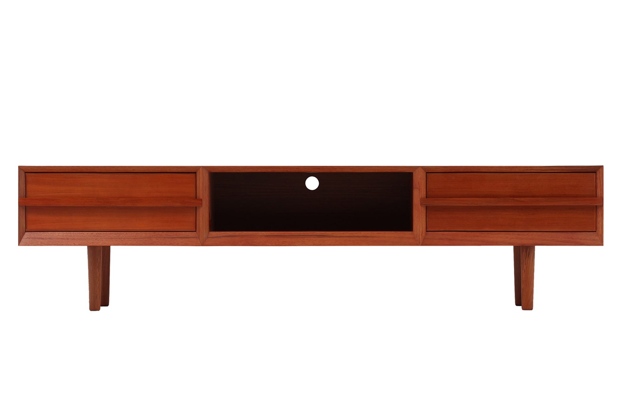 チーク材のテレビボードです。刃物のようなデザインの取手が特徴的で、収納時には非常にモダンで美しい印象を与えます。またこちらの長い取っ手は開け閉め時、ストレス無く、使い勝手がよいのも特徴です。チェスト本体の外枠が正面に対してフラットではなく斜めになっているなど高級感のあるデザインに仕上げています。