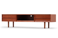 チーク材のテレビボードです。刃物のようなデザインの取手が特徴的で、収納時には非常にモダンで美しい印象を与えます。またこちらの長い取っ手は開け閉め時、ストレス無く、使い勝手がよいのも特徴です。チェスト本体の外枠が正面に対してフラットではなく斜めになっているなど高級感のあるデザインに仕上げています。