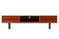 チーク材のテレビボードです。刃物のようなデザインの取手が特徴的で、収納時には非常にモダンで美しい印象を与えます。またこちらの長い取っ手は開け閉め時、ストレス無く、使い勝手がよいのも特徴です。チェスト本体の外枠が正面に対してフラットではなく斜めになっているなど高級感のあるデザインに仕上げています。