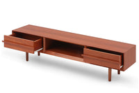 チーク材のテレビボードです。刃物のようなデザインの取手が特徴的で、収納時には非常にモダンで美しい印象を与えます。またこちらの長い取っ手は開け閉め時、ストレス無く、使い勝手がよいのも特徴です。チェスト本体の外枠が正面に対してフラットではなく斜めになっているなど高級感のあるデザインに仕上げています。