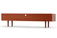 チーク材のテレビボードです。刃物のようなデザインの取手が特徴的で、収納時には非常にモダンで美しい印象を与えます。またこちらの長い取っ手は開け閉め時、ストレス無く、使い勝手がよいのも特徴です。チェスト本体の外枠が正面に対してフラットではなく斜めになっているなど高級感のあるデザインに仕上げています。