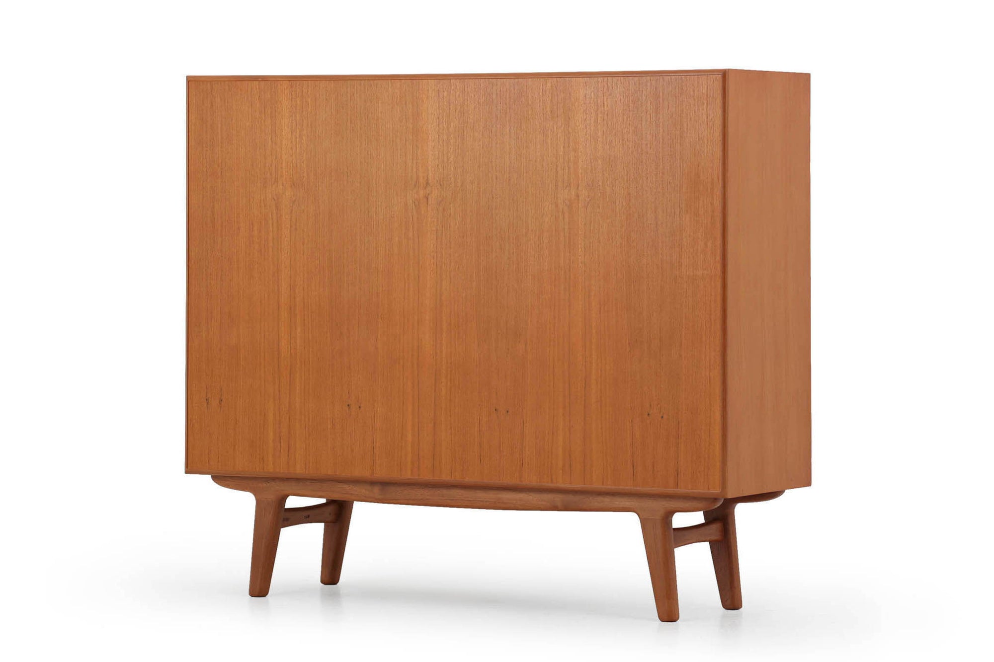 北欧モダンスタイルな幅広のロータイプブックシェルフです。本体はチーク突板、脚はチーク無垢材を使用しています。脚の付いたオープンの本棚で、シンプルなデザインに仕上がっています。本棚としてはもちろん飾り棚としてもいかがでしょうか。シンプルで飽きのこないデザイン家具はどんなスタイルの部屋にも合うと思います。