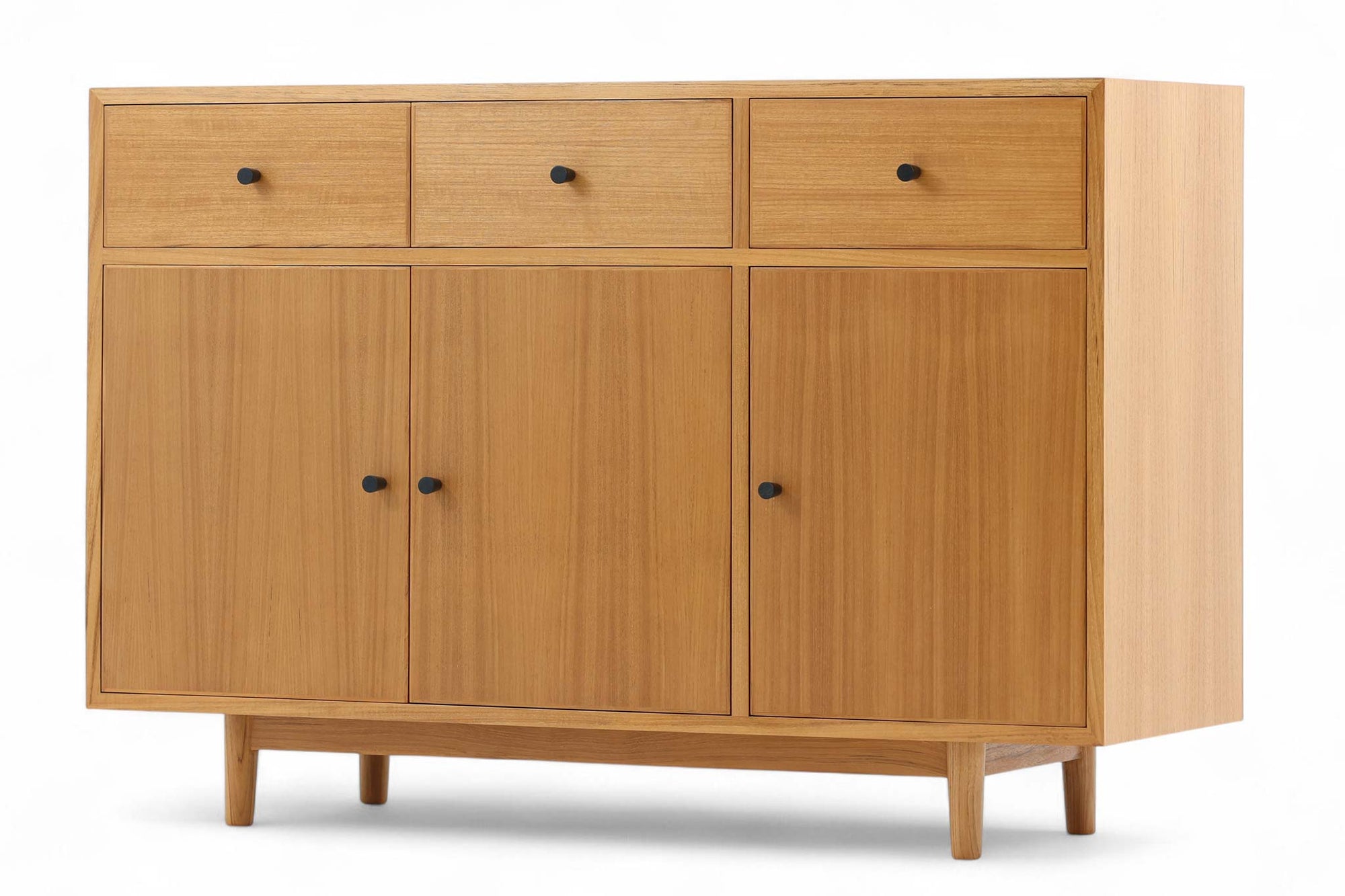 ナチュラルテイストのレンジボードです。上質なチーク材を使用し、シンプルですがデザイン性の高いアイテムです。あえて余計な塗装をあまりせず、木本来の味わいを楽しめる作りになっています。取手には現在入手困難なローズウッド（現在はチーク材のローズウッドカラー塗装への仕様変更となっています）を使用し、コントラストの美しさが感じられる仕上がりになっています。本体のフォルムは女性が使いやすい様に低めの設計にしています。通常安価な白木などが用いられる裏面や引き出しの内部にも全て上質なチーク材を使用しており高級感があります。 