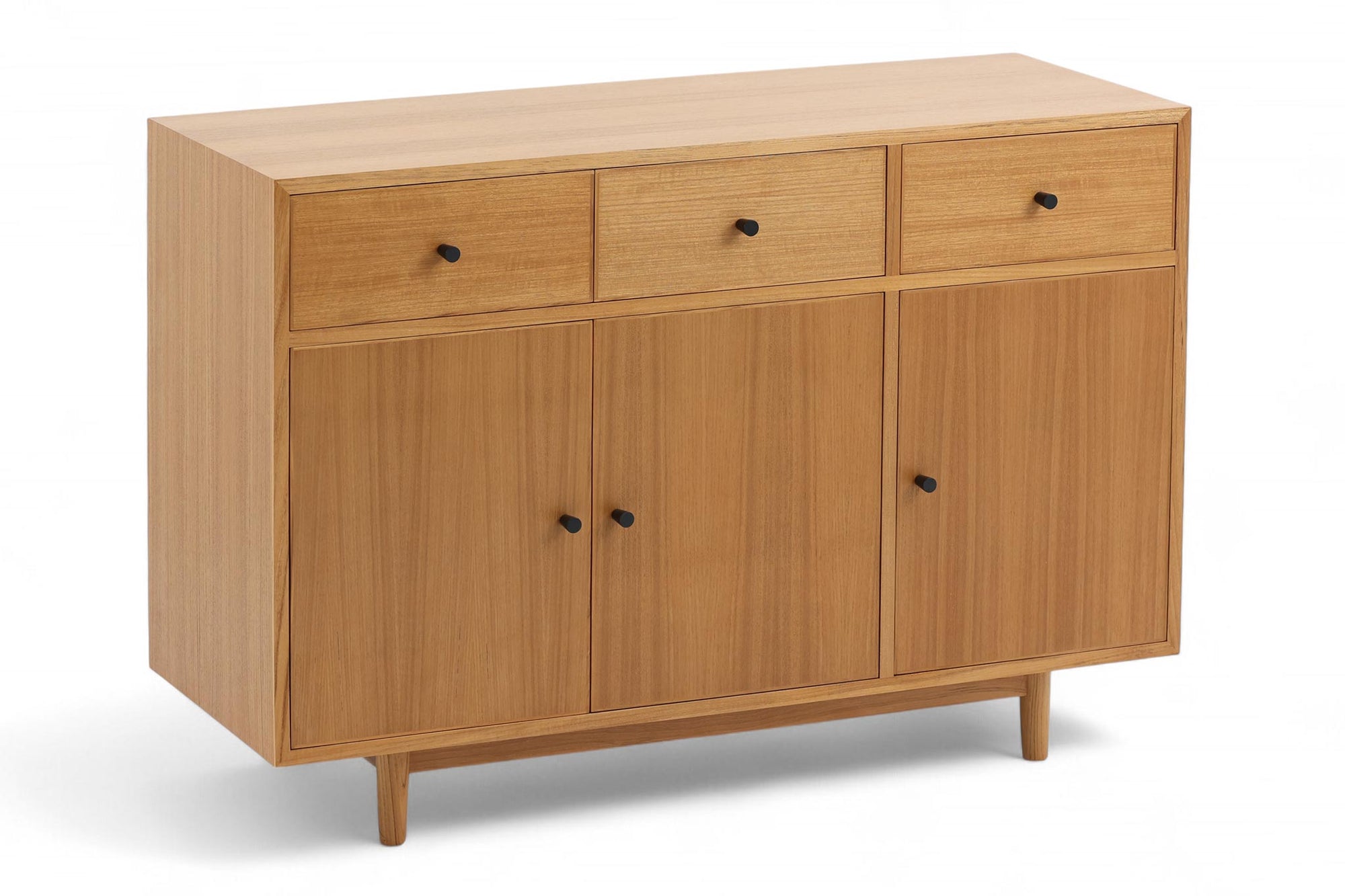 ナチュラルテイストのレンジボードです。上質なチーク材を使用し、シンプルですがデザイン性の高いアイテムです。あえて余計な塗装をあまりせず、木本来の味わいを楽しめる作りになっています。取手には現在入手困難なローズウッド（現在はチーク材のローズウッドカラー塗装への仕様変更となっています）を使用し、コントラストの美しさが感じられる仕上がりになっています。本体のフォルムは女性が使いやすい様に低めの設計にしています。通常安価な白木などが用いられる裏面や引き出しの内部にも全て上質なチーク材を使用しており高級感があります。 