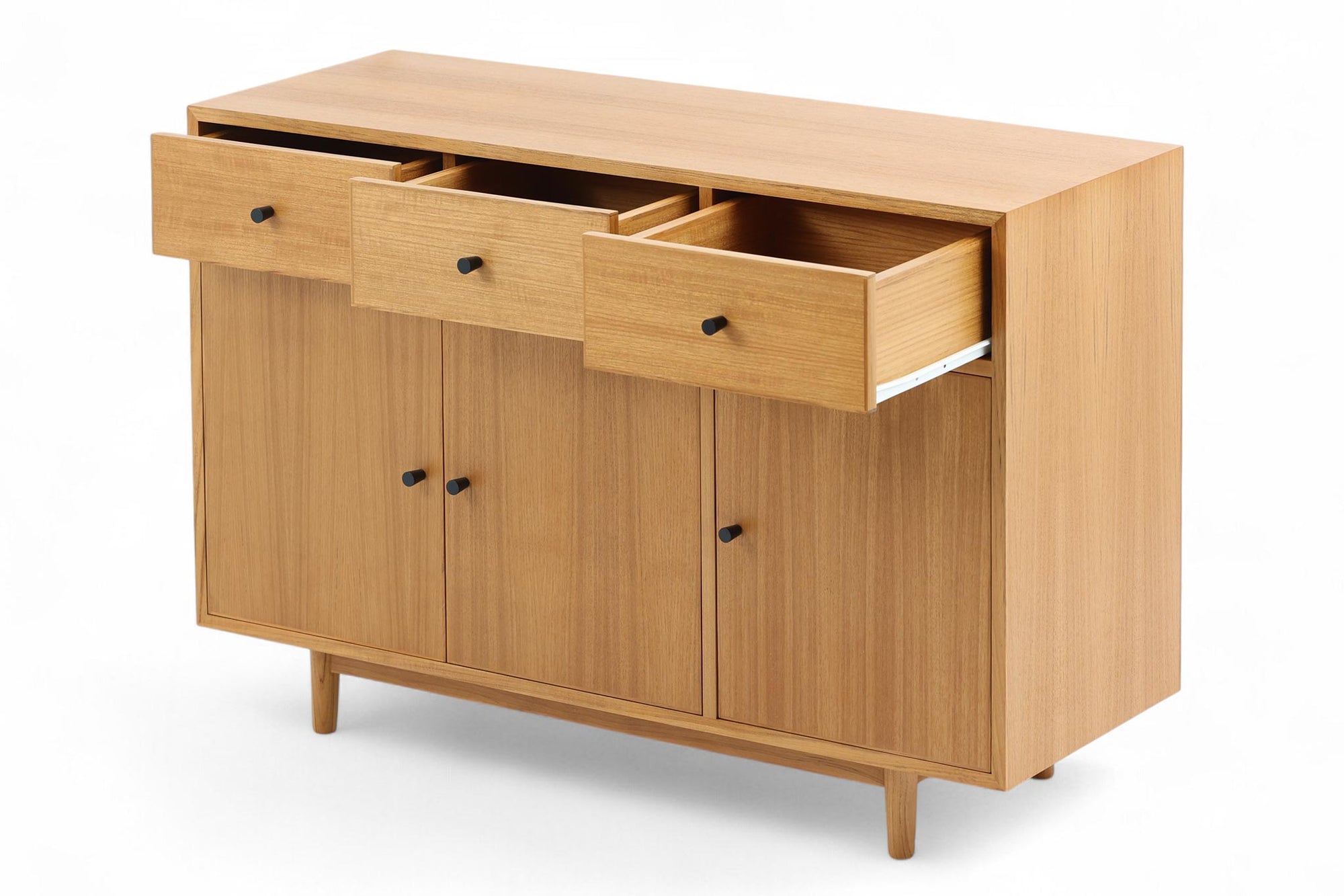 ナチュラルテイストのレンジボードです。上質なチーク材を使用し、シンプルですがデザイン性の高いアイテムです。あえて余計な塗装をあまりせず、木本来の味わいを楽しめる作りになっています。取手には現在入手困難なローズウッド（現在はチーク材のローズウッドカラー塗装への仕様変更となっています）を使用し、コントラストの美しさが感じられる仕上がりになっています。本体のフォルムは女性が使いやすい様に低めの設計にしています。通常安価な白木などが用いられる裏面や引き出しの内部にも全て上質なチーク材を使用しており高級感があります。 