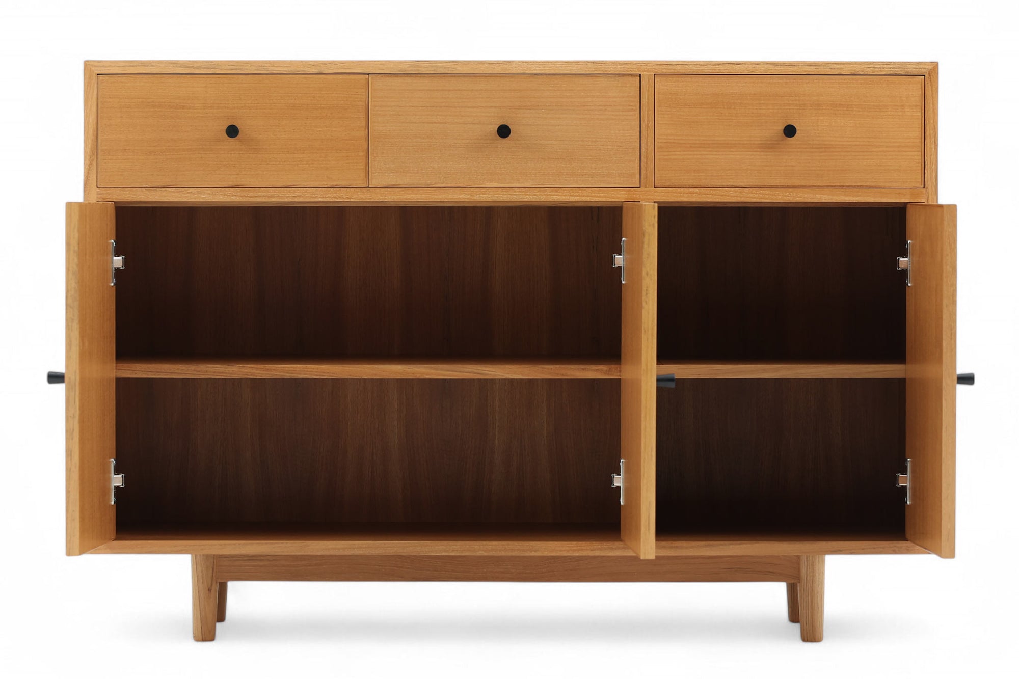 ナチュラルテイストのレンジボードです。上質なチーク材を使用し、シンプルですがデザイン性の高いアイテムです。あえて余計な塗装をあまりせず、木本来の味わいを楽しめる作りになっています。取手には現在入手困難なローズウッド（現在はチーク材のローズウッドカラー塗装への仕様変更となっています）を使用し、コントラストの美しさが感じられる仕上がりになっています。本体のフォルムは女性が使いやすい様に低めの設計にしています。通常安価な白木などが用いられる裏面や引き出しの内部にも全て上質なチーク材を使用しており高級感があります。 