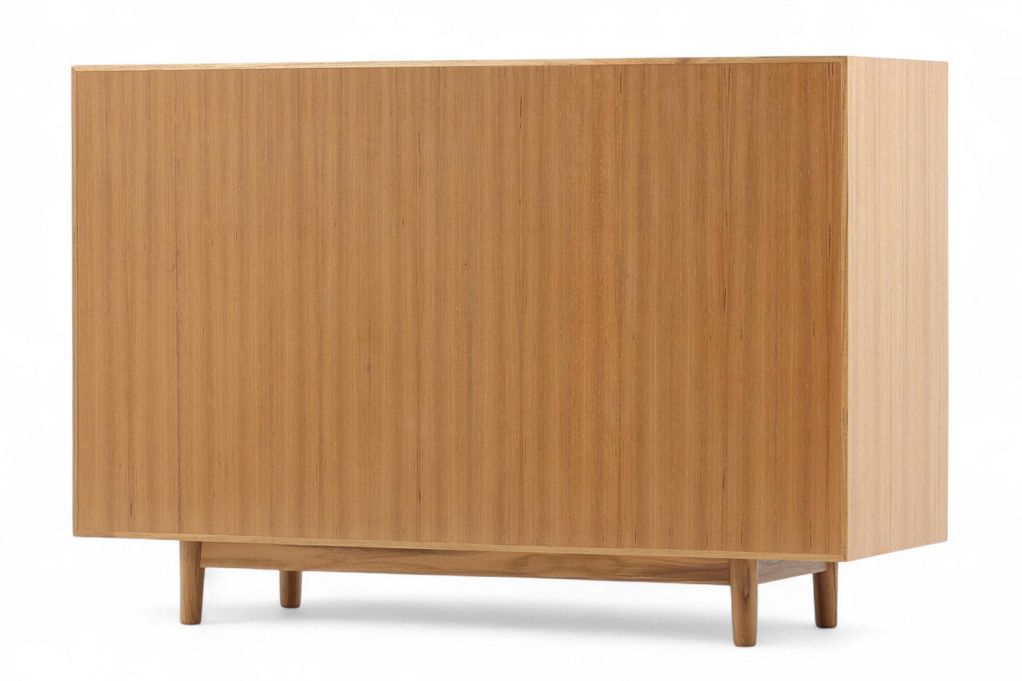 ナチュラルテイストのレンジボードです。上質なチーク材を使用し、シンプルですがデザイン性の高いアイテムです。あえて余計な塗装をあまりせず、木本来の味わいを楽しめる作りになっています。取手には現在入手困難なローズウッド（現在はチーク材のローズウッドカラー塗装への仕様変更となっています）を使用し、コントラストの美しさが感じられる仕上がりになっています。本体のフォルムは女性が使いやすい様に低めの設計にしています。通常安価な白木などが用いられる裏面や引き出しの内部にも全て上質なチーク材を使用しており高級感があります。 