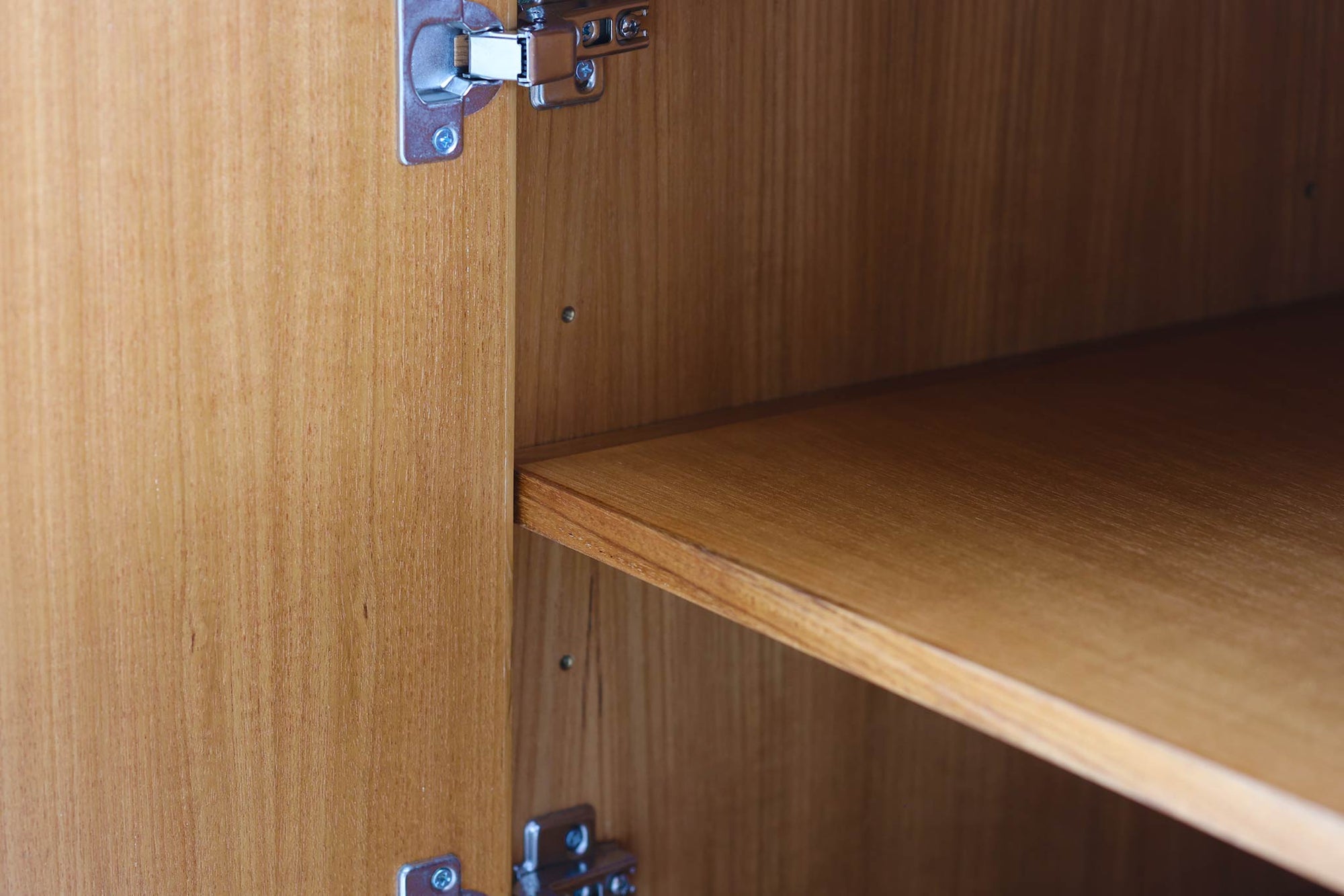 ナチュラルテイストのレンジボードです。上質なチーク材を使用し、シンプルですがデザイン性の高いアイテムです。あえて余計な塗装をあまりせず、木本来の味わいを楽しめる作りになっています。取手には現在入手困難なローズウッド（現在はチーク材のローズウッドカラー塗装への仕様変更となっています）を使用し、コントラストの美しさが感じられる仕上がりになっています。本体のフォルムは女性が使いやすい様に低めの設計にしています。通常安価な白木などが用いられる裏面や引き出しの内部にも全て上質なチーク材を使用しており高級感があります。 