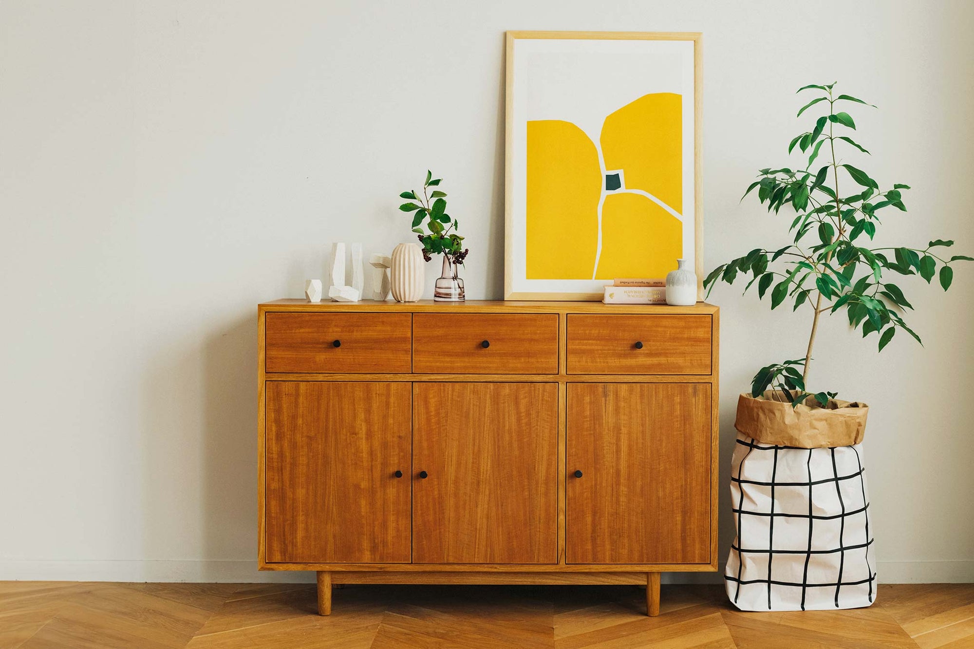 ナチュラルテイストのレンジボードです。上質なチーク材を使用し、シンプルですがデザイン性の高いアイテムです。あえて余計な塗装をあまりせず、木本来の味わいを楽しめる作りになっています。取手には現在入手困難なローズウッド（現在はチーク材のローズウッドカラー塗装への仕様変更となっています）を使用し、コントラストの美しさが感じられる仕上がりになっています。本体のフォルムは女性が使いやすい様に低めの設計にしています。通常安価な白木などが用いられる裏面や引き出しの内部にも全て上質なチーク材を使用しており高級感があります。 