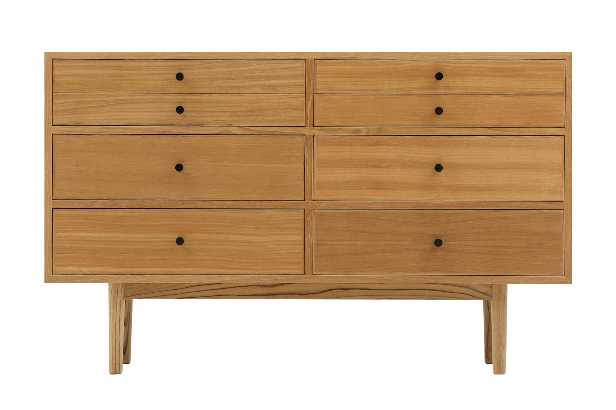 ナチュラルテイストのワイドチェストです。上部右側は浅めの引出しになっており、アクセサリーなどの小物が綺麗に収納できます。左側は見た目は右側同様ですが、深い引出しになっています。こちらも上質なチーク材を使用し、シンプルですがデザイン性の高いアイテムです。あえて余計な塗装をあまりせず、木本来の味わいを楽しめる作りになっています。取手には現在入手困難なローズウッド（現在はチーク材のローズウッドカラー塗装への仕様変更となっています）を使用し、コントラストの美しさが感じられる仕上がりになっています。本体のフォルムは女性が使いやすい様に低めの設計にしています。通常安価な白木などが用いられる裏面や引き出しの内部にも全て上質なチーク材を使用しており高級感があります。