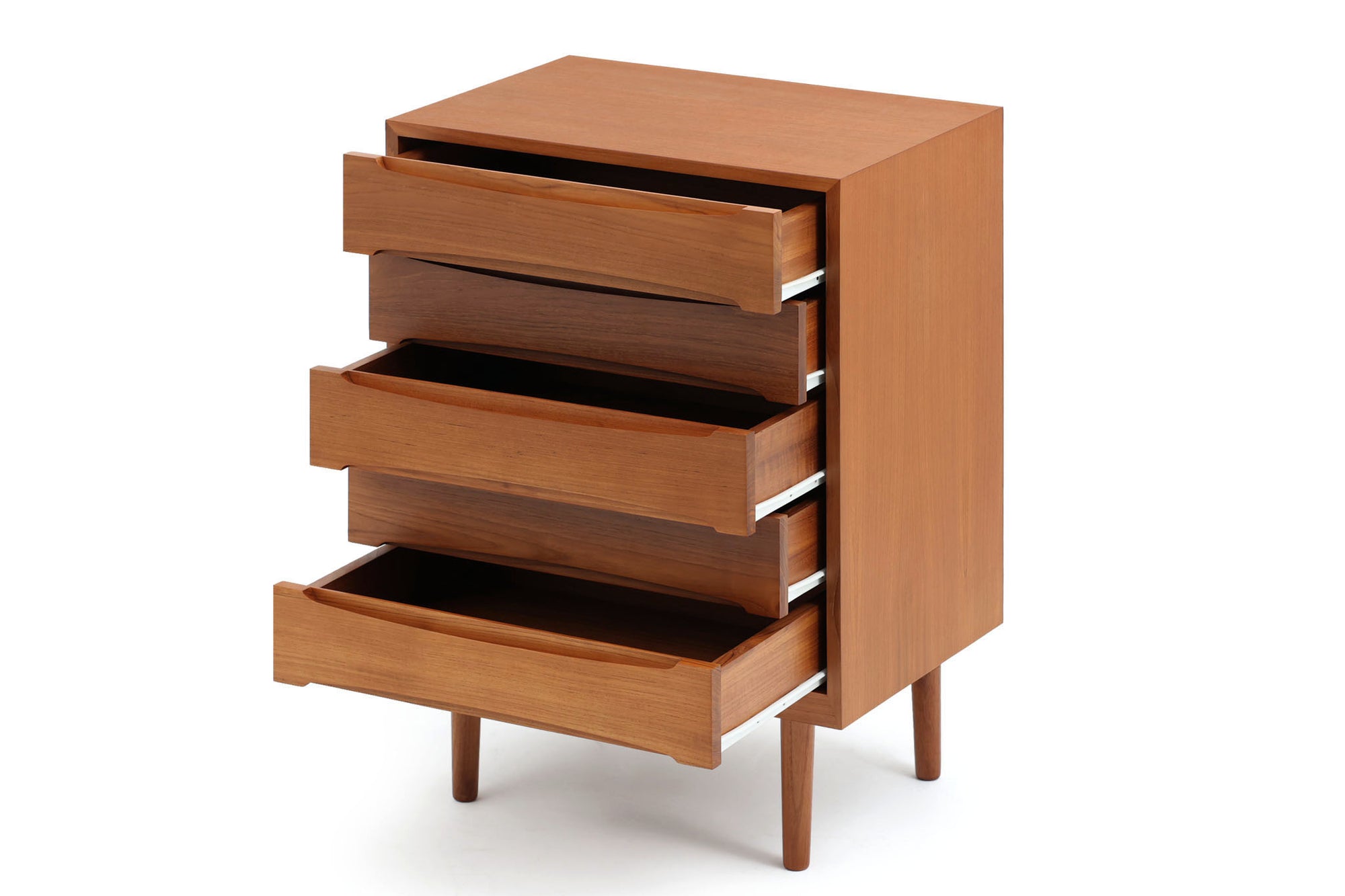 北欧モダンスタイルの少し小ぶりな5段ハイチェストです。取っ手を葉っぱの形に削りだしているのが特徴的なデザインです。使い勝手も良好で、収納時見た目にも大変上品で美しい雰囲気があります。素材は脚も含め全てチーク材を使用しており、美しい暖かな風合いの木目が心地よさを演出します。少し小さめなのがお部屋を圧迫することもなくおしゃれに演出することが可能です。