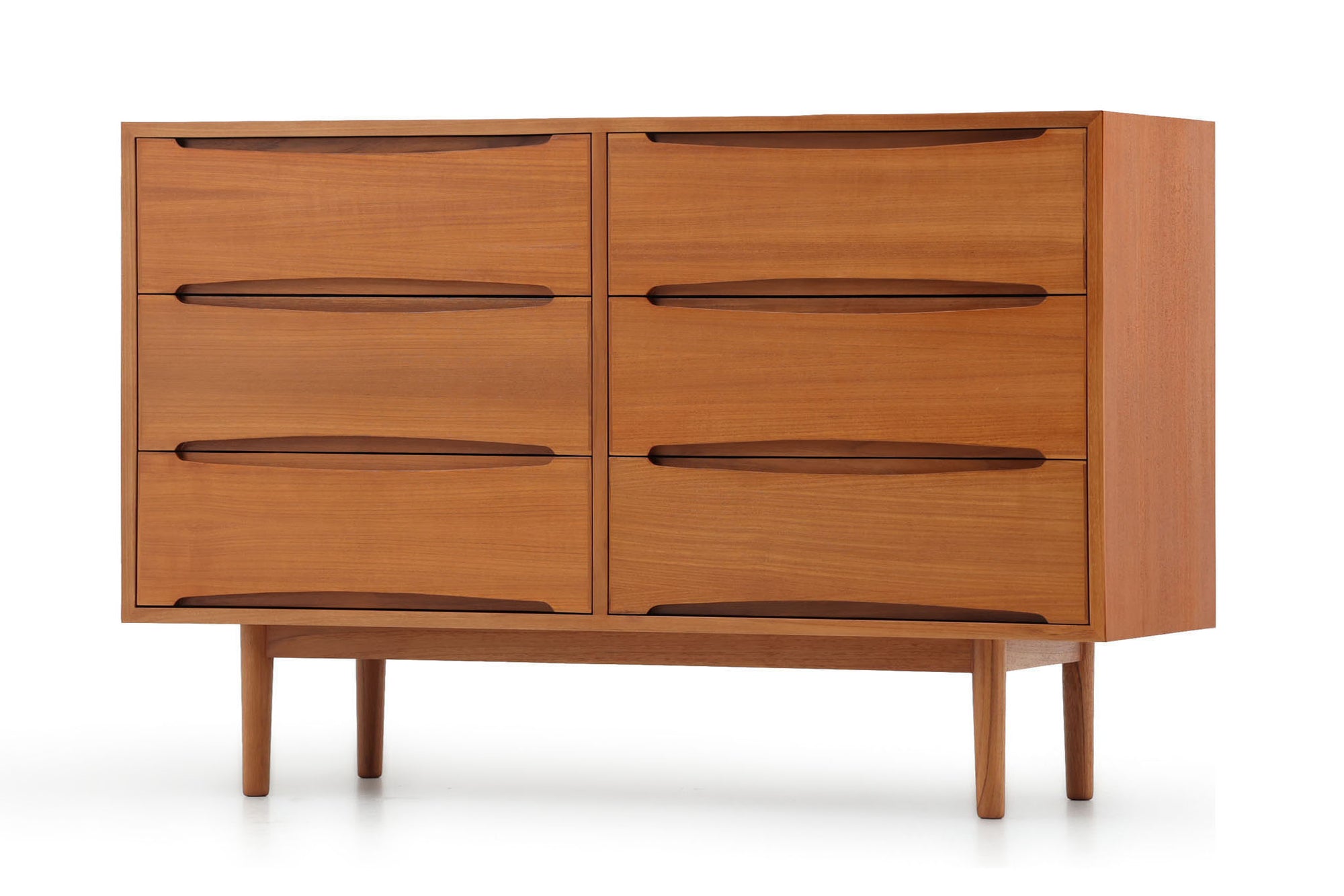 北欧モダンスタイルのワイドチェストです。取っ手を葉っぱの形に削りだしているのが特徴的なデザインです。使い勝手も良好で、収納時見た目にも大変上品で美しい雰囲気があります。素材は脚も含め全てチーク材を使用しており、美しい暖かな風合いの木目が心地よさを演出します。少し小さめなのがお部屋を圧迫することもなくおしゃれに演出することが可能です。