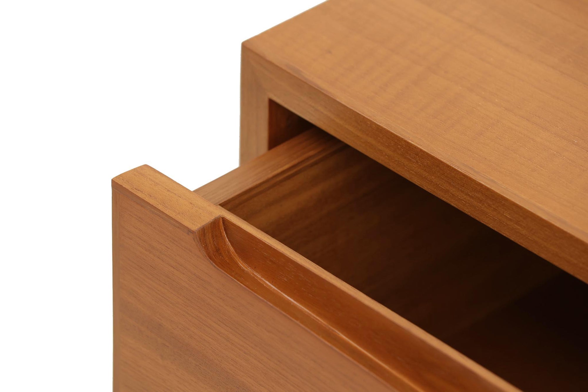 北欧モダンスタイルのワイドチェストです。取っ手を葉っぱの形に削りだしているのが特徴的なデザインです。使い勝手も良好で、収納時見た目にも大変上品で美しい雰囲気があります。素材は脚も含め全てチーク材を使用しており、美しい暖かな風合いの木目が心地よさを演出します。少し小さめなのがお部屋を圧迫することもなくおしゃれに演出することが可能です。