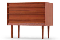 チーク材の３段チェストです。刃物のようなデザインの取っ手がチェスト本体と一体化することで収納時、非常にモダンで美しい印象を与えます。またこちらの長い取っ手は開け閉め時、ストレス無く、使い勝手がよいのも特徴です。チェスト本体の外枠が正面に対してフラットではなく斜めになっているなど高級感のあるデザインに仕上げています。