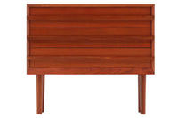 チーク材の３段チェストです。刃物のようなデザインの取っ手がチェスト本体と一体化することで収納時、非常にモダンで美しい印象を与えます。またこちらの長い取っ手は開け閉め時、ストレス無く、使い勝手がよいのも特徴です。チェスト本体の外枠が正面に対してフラットではなく斜めになっているなど高級感のあるデザインに仕上げています。