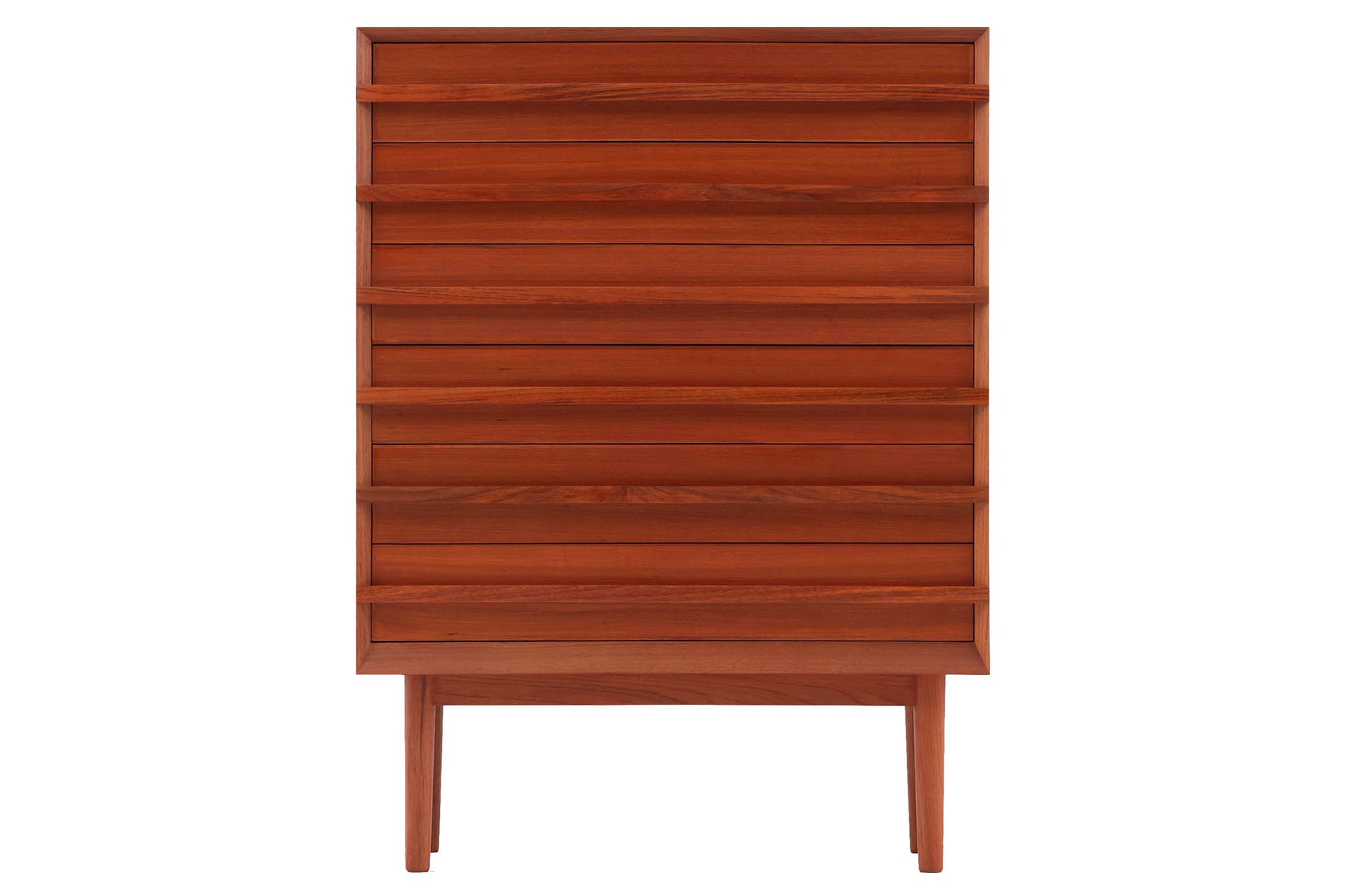 チーク材の６段チェストです。刃物のようなデザインの取っ手がチェスト本体と一体化することで収納時、非常にモダンで美しい印象を与えます。またこちらの長い取っ手は開け閉め時、ストレス無く、使い勝手がよいのも特徴です。チェスト本体の外枠が正面に対してフラットではなく斜めになっているなど高級感のあるデザインに仕上げています。