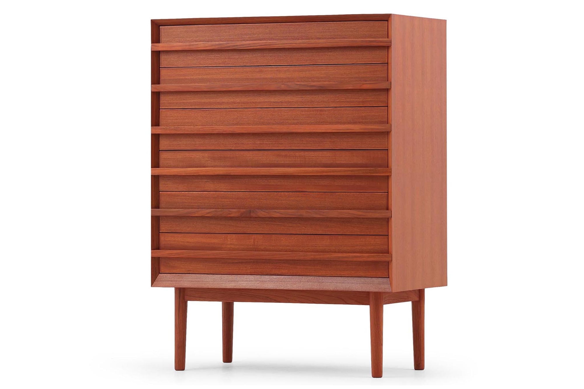 チーク材の６段チェストです。刃物のようなデザインの取っ手がチェスト本体と一体化することで収納時、非常にモダンで美しい印象を与えます。またこちらの長い取っ手は開け閉め時、ストレス無く、使い勝手がよいのも特徴です。チェスト本体の外枠が正面に対してフラットではなく斜めになっているなど高級感のあるデザインに仕上げています。