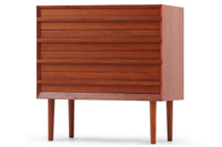 チーク材の４段チェストです。刃物のようなデザインの取っ手がチェスト本体と一体化することで収納時、非常にモダンで美しい印象を与えます。またこちらの長い取っ手は開け閉め時、ストレス無く、使い勝手がよいのも特徴です。チェスト本体の外枠が正面に対してフラットではなく斜めになっているなど高級感のあるデザインに仕上げています。