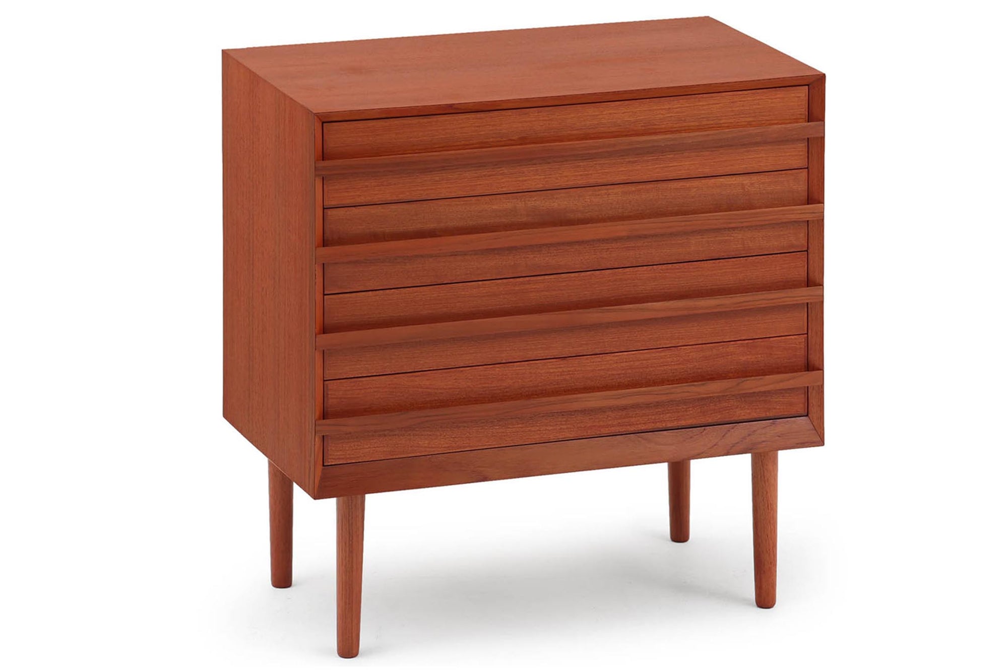 チーク材の４段チェストです。刃物のようなデザインの取っ手がチェスト本体と一体化することで収納時、非常にモダンで美しい印象を与えます。またこちらの長い取っ手は開け閉め時、ストレス無く、使い勝手がよいのも特徴です。チェスト本体の外枠が正面に対してフラットではなく斜めになっているなど高級感のあるデザインに仕上げています。