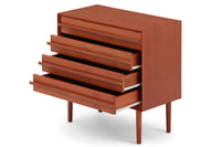 チーク材の４段チェストです。刃物のようなデザインの取っ手がチェスト本体と一体化することで収納時、非常にモダンで美しい印象を与えます。またこちらの長い取っ手は開け閉め時、ストレス無く、使い勝手がよいのも特徴です。チェスト本体の外枠が正面に対してフラットではなく斜めになっているなど高級感のあるデザインに仕上げています。