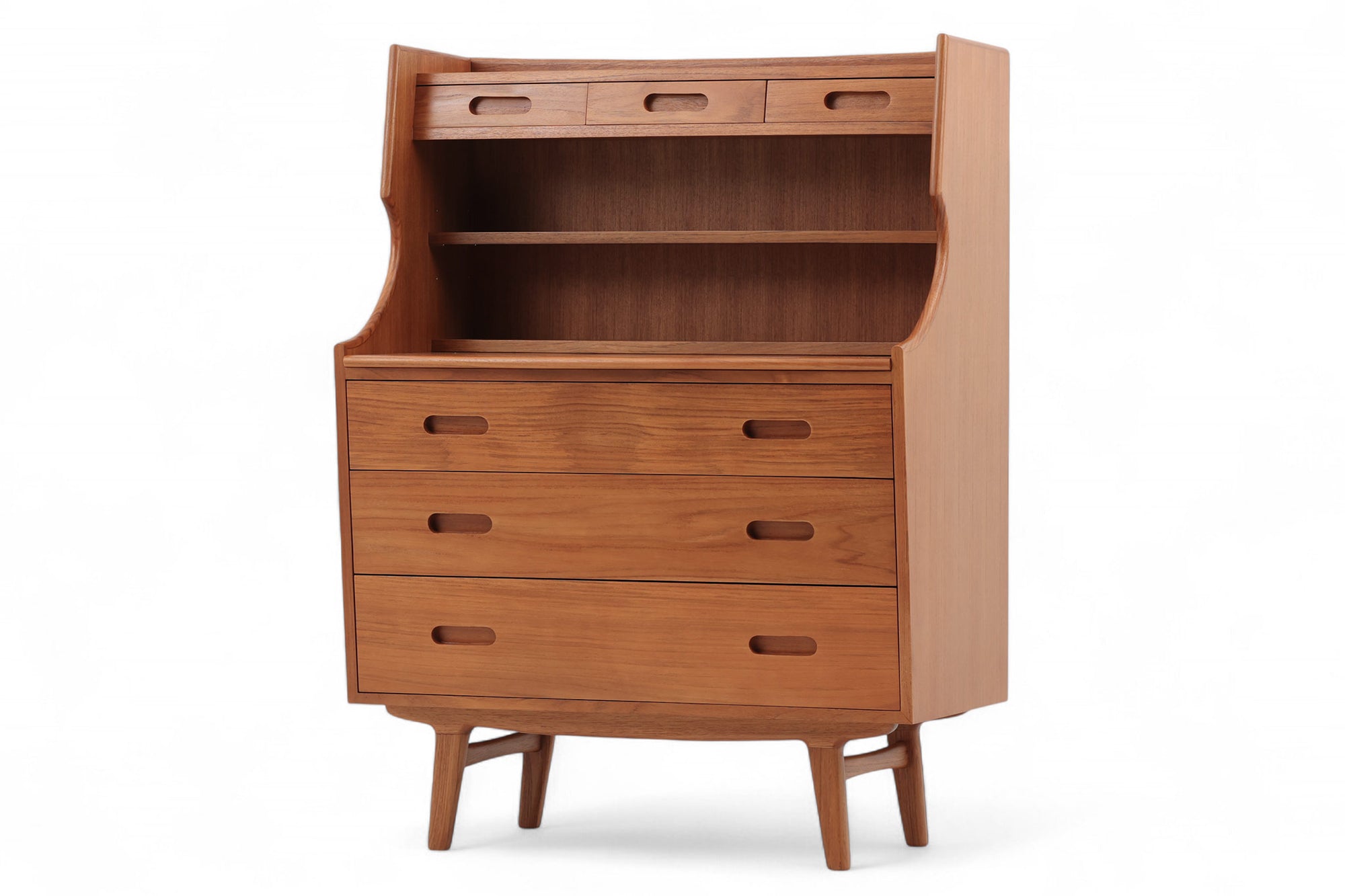 チーク材天然木のライティングビューロです。北欧では昔から馴染みのあるビューロは、チェストとして、ドレッサーとして、そしてデスクとしてなど、1台で非常に機能的なのが特徴で、ワンルームや小さめの部屋にも1台あると便利です。デザインも個性的で存在感があります。引き出しやカーブなど非常に丁寧に作り上げました。