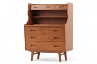 チーク材天然木のライティングビューロです。北欧では昔から馴染みのあるビューロは、チェストとして、ドレッサーとして、そしてデスクとしてなど、1台で非常に機能的なのが特徴で、ワンルームや小さめの部屋にも1台あると便利です。デザインも個性的で存在感があります。引き出しやカーブなど非常に丁寧に作り上げました。