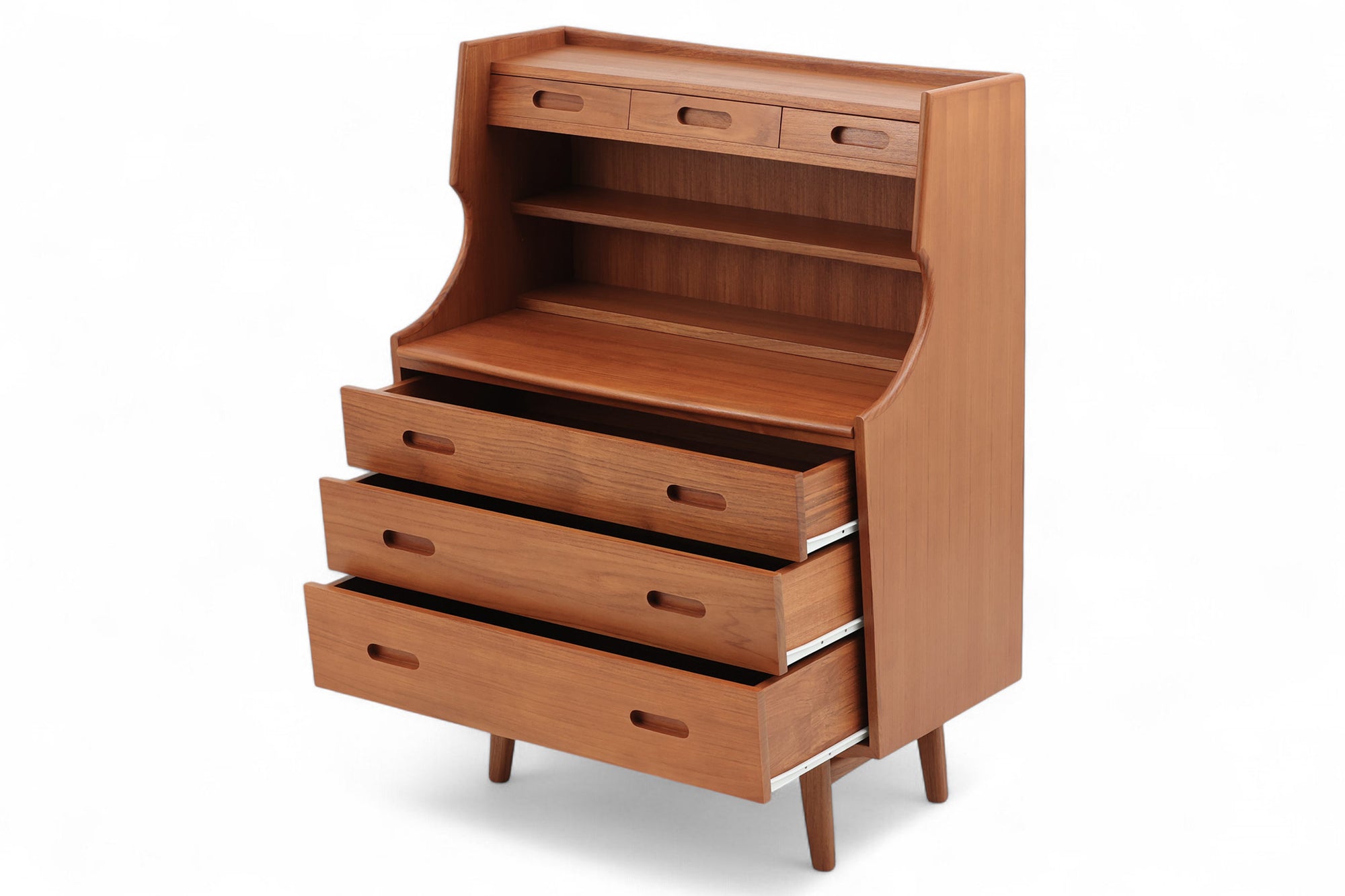 チーク材天然木のライティングビューロです。北欧では昔から馴染みのあるビューロは、チェストとして、ドレッサーとして、そしてデスクとしてなど、1台で非常に機能的なのが特徴で、ワンルームや小さめの部屋にも1台あると便利です。デザインも個性的で存在感があります。引き出しやカーブなど非常に丁寧に作り上げました。