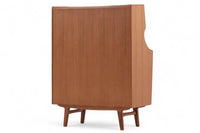 チーク材天然木のライティングビューロです。北欧では昔から馴染みのあるビューロは、チェストとして、ドレッサーとして、そしてデスクとしてなど、1台で非常に機能的なのが特徴で、ワンルームや小さめの部屋にも1台あると便利です。デザインも個性的で存在感があります。引き出しやカーブなど非常に丁寧に作り上げました。