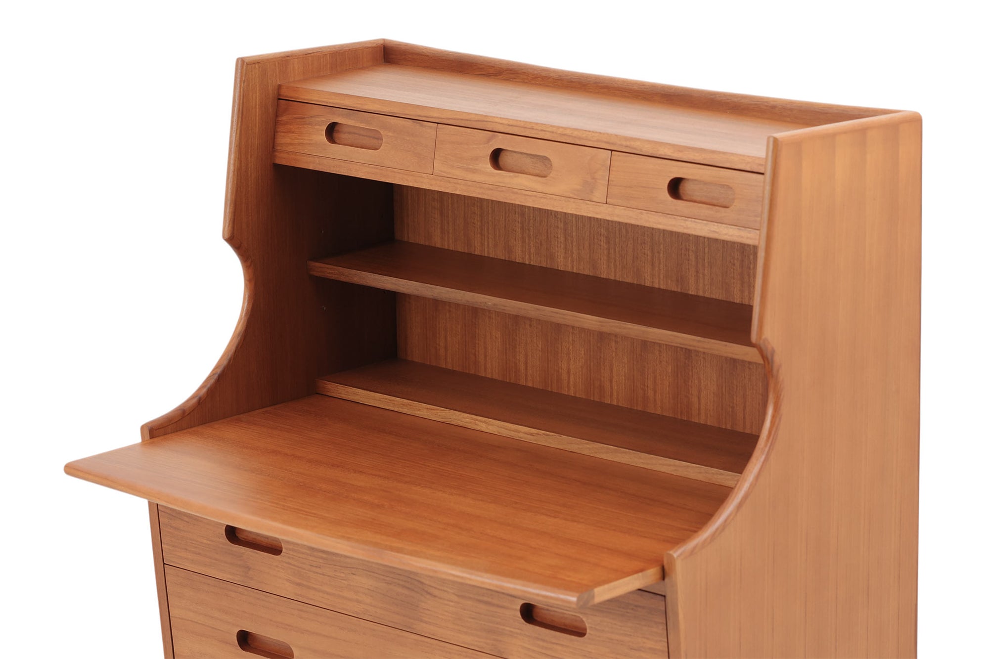 チーク材天然木のライティングビューロです。北欧では昔から馴染みのあるビューロは、チェストとして、ドレッサーとして、そしてデスクとしてなど、1台で非常に機能的なのが特徴で、ワンルームや小さめの部屋にも1台あると便利です。デザインも個性的で存在感があります。引き出しやカーブなど非常に丁寧に作り上げました。