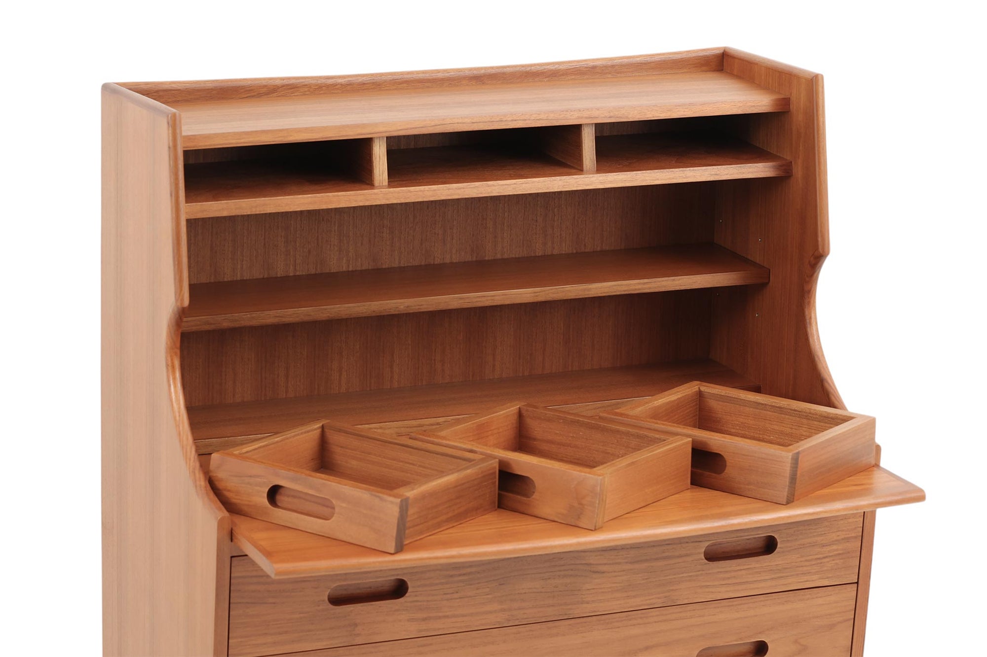 チーク材天然木のライティングビューロです。北欧では昔から馴染みのあるビューロは、チェストとして、ドレッサーとして、そしてデスクとしてなど、1台で非常に機能的なのが特徴で、ワンルームや小さめの部屋にも1台あると便利です。デザインも個性的で存在感があります。引き出しやカーブなど非常に丁寧に作り上げました。