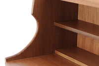 チーク材天然木のライティングビューロです。北欧では昔から馴染みのあるビューロは、チェストとして、ドレッサーとして、そしてデスクとしてなど、1台で非常に機能的なのが特徴で、ワンルームや小さめの部屋にも1台あると便利です。デザインも個性的で存在感があります。引き出しやカーブなど非常に丁寧に作り上げました。