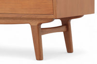 チーク材天然木のライティングビューロです。北欧では昔から馴染みのあるビューロは、チェストとして、ドレッサーとして、そしてデスクとしてなど、1台で非常に機能的なのが特徴で、ワンルームや小さめの部屋にも1台あると便利です。デザインも個性的で存在感があります。引き出しやカーブなど非常に丁寧に作り上げました。