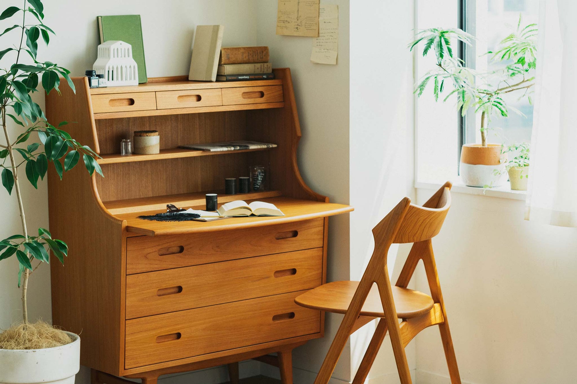 チーク材天然木のライティングビューロです。北欧では昔から馴染みのあるビューロは、チェストとして、ドレッサーとして、そしてデスクとしてなど、1台で非常に機能的なのが特徴で、ワンルームや小さめの部屋にも1台あると便利です。デザインも個性的で存在感があります。引き出しやカーブなど非常に丁寧に作り上げました。