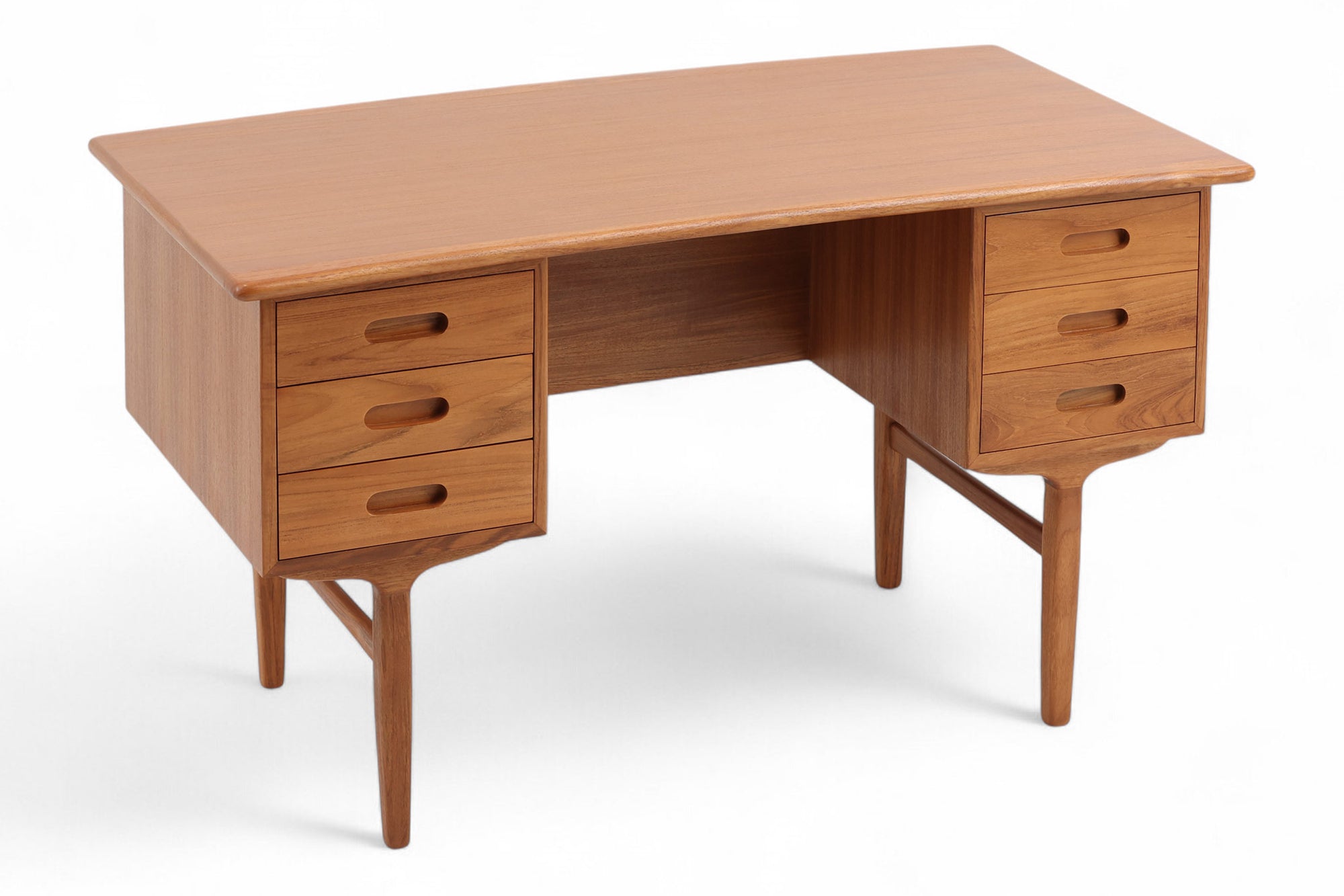 北欧モダンスタイルの大型デスクです。天板は緩やかにカーブしており、背面には収納部がデザインされています。そのため部屋の中央部に置く、レセプション用のデスクにするなど背面をみせるような設置の際にも非常に美しく見えます。北欧などの家庭では良く見かけるデザインで、リビングやパーソナルスペースの中央に設置することで斬新なレイアウトを作り出し、お部屋をおしゃれに演出することが可能になります。