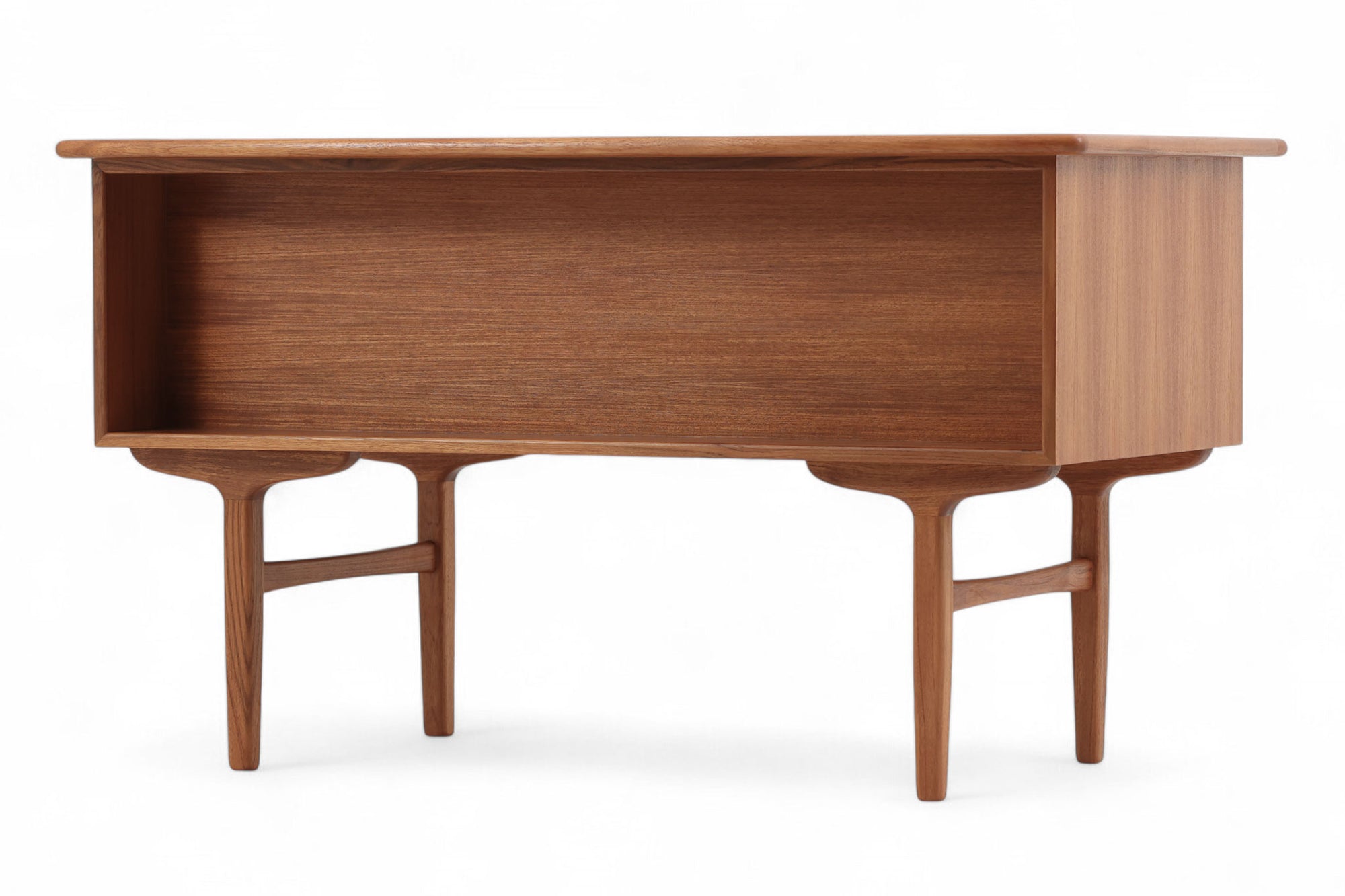 北欧モダンスタイルの大型デスクです。天板は緩やかにカーブしており、背面には収納部がデザインされています。そのため部屋の中央部に置く、レセプション用のデスクにするなど背面をみせるような設置の際にも非常に美しく見えます。北欧などの家庭では良く見かけるデザインで、リビングやパーソナルスペースの中央に設置することで斬新なレイアウトを作り出し、お部屋をおしゃれに演出することが可能になります。