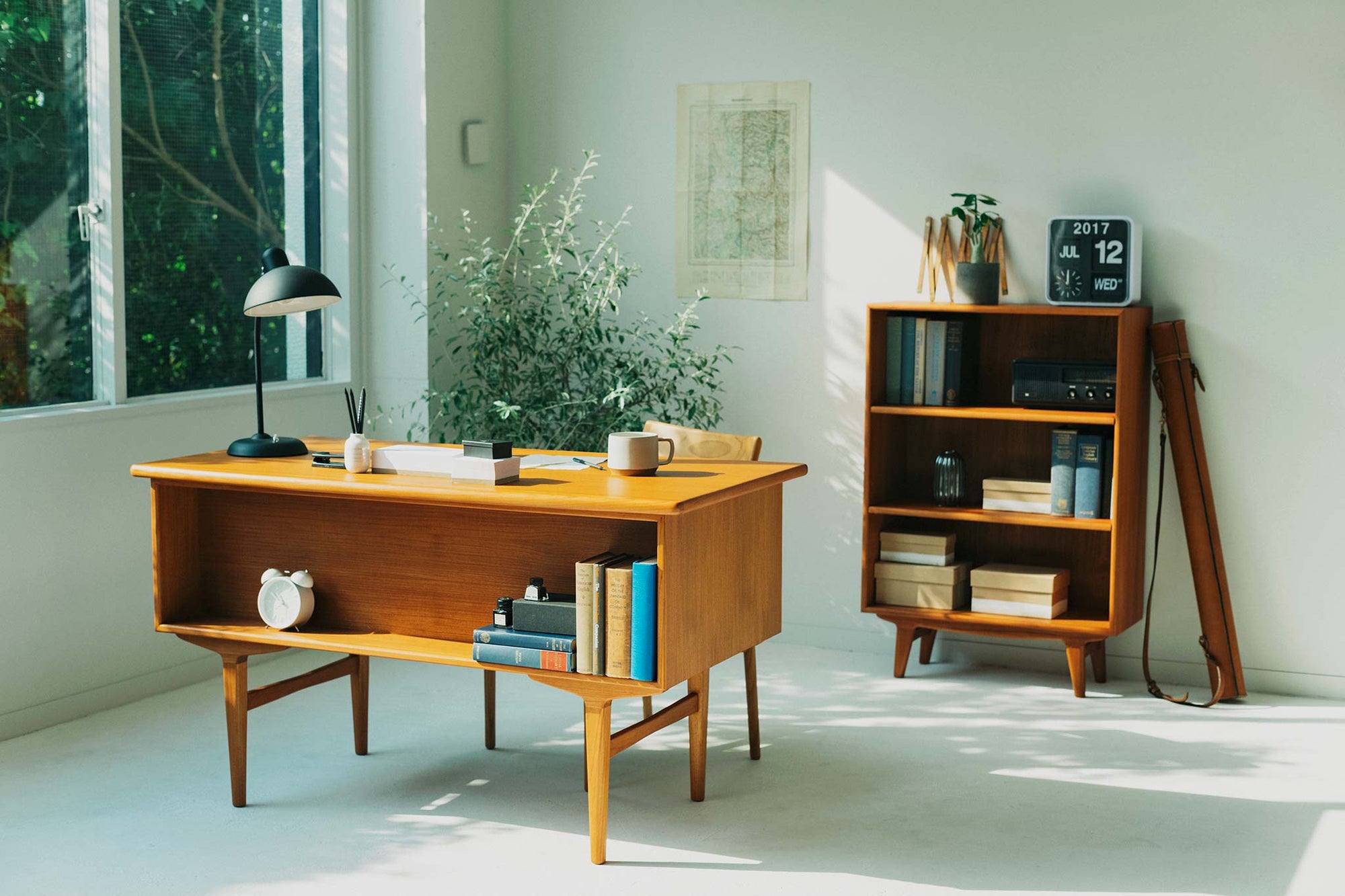 北欧モダンスタイルの大型デスクです。天板は緩やかにカーブしており、背面には収納部がデザインされています。そのため部屋の中央部に置く、レセプション用のデスクにするなど背面をみせるような設置の際にも非常に美しく見えます。北欧などの家庭では良く見かけるデザインで、リビングやパーソナルスペースの中央に設置することで斬新なレイアウトを作り出し、お部屋をおしゃれに演出することが可能になります。