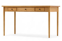 ナチュラルテイストのシンプルなパーソナルデスクです。上質なチーク材を使用し、シンプルですがデザイン性の高いアイテムです。あえて余計な塗装をあまりせず、木本来の味わいを楽しめる作りになっています。取手には現在入手困難なローズウッド（現在はチーク材のローズウッドカラー塗装への仕様変更となっています）を使用し、コントラストの美しさが感じられる仕上がりになっています。通常安価な白木などが用いられる裏面や引き出しの内部にも全て上質なチーク材を使用しており高級感があります。 