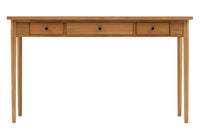 ナチュラルテイストのシンプルなパーソナルデスクです。上質なチーク材を使用し、シンプルですがデザイン性の高いアイテムです。あえて余計な塗装をあまりせず、木本来の味わいを楽しめる作りになっています。取手には現在入手困難なローズウッド（現在はチーク材のローズウッドカラー塗装への仕様変更となっています）を使用し、コントラストの美しさが感じられる仕上がりになっています。通常安価な白木などが用いられる裏面や引き出しの内部にも全て上質なチーク材を使用しており高級感があります。 