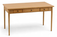 ナチュラルテイストのシンプルなパーソナルデスクです。上質なチーク材を使用し、シンプルですがデザイン性の高いアイテムです。あえて余計な塗装をあまりせず、木本来の味わいを楽しめる作りになっています。取手には現在入手困難なローズウッド（現在はチーク材のローズウッドカラー塗装への仕様変更となっています）を使用し、コントラストの美しさが感じられる仕上がりになっています。通常安価な白木などが用いられる裏面や引き出しの内部にも全て上質なチーク材を使用しており高級感があります。 