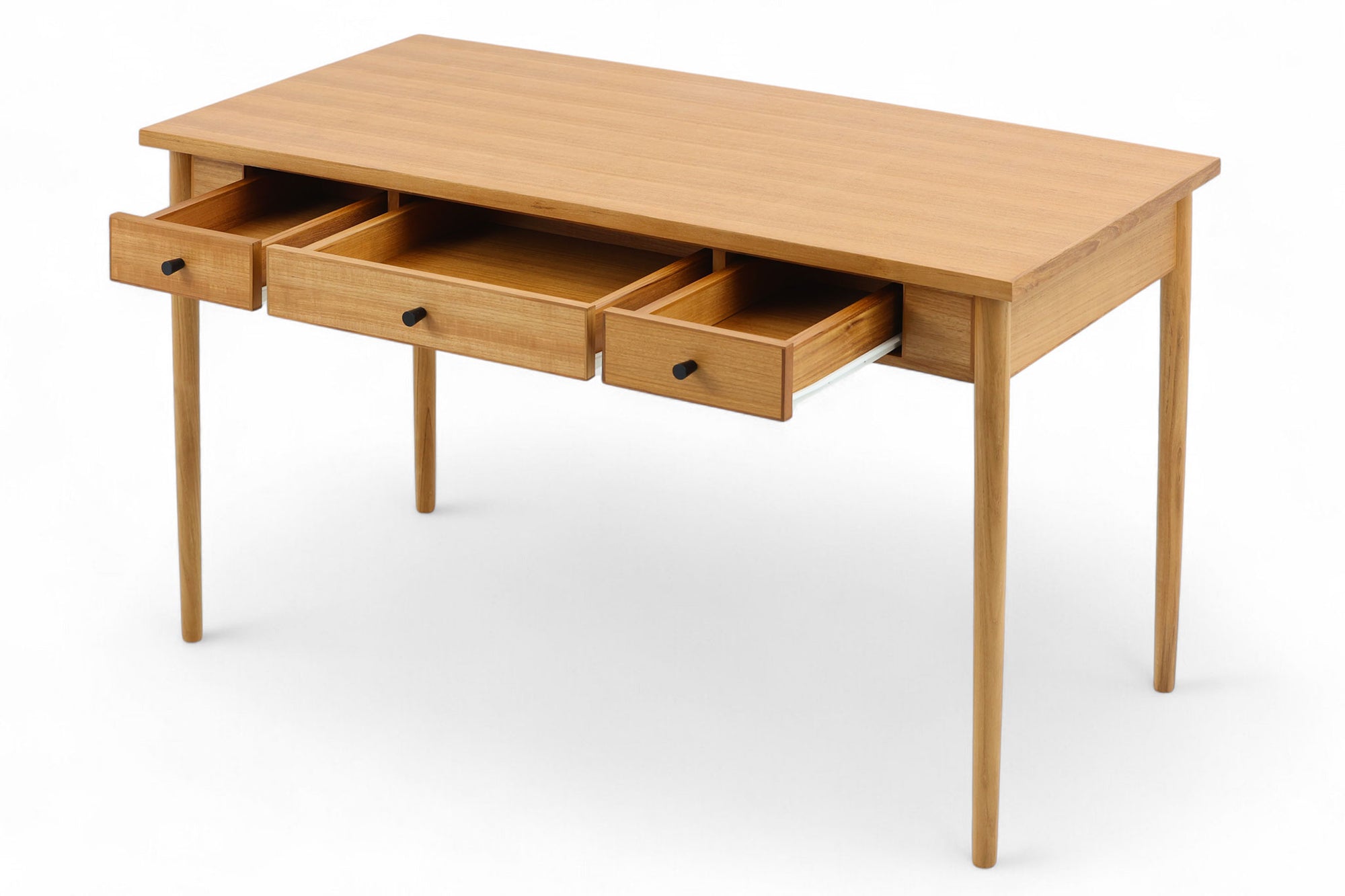 ナチュラルテイストのシンプルなパーソナルデスクです。上質なチーク材を使用し、シンプルですがデザイン性の高いアイテムです。あえて余計な塗装をあまりせず、木本来の味わいを楽しめる作りになっています。取手には現在入手困難なローズウッド（現在はチーク材のローズウッドカラー塗装への仕様変更となっています）を使用し、コントラストの美しさが感じられる仕上がりになっています。通常安価な白木などが用いられる裏面や引き出しの内部にも全て上質なチーク材を使用しており高級感があります。 