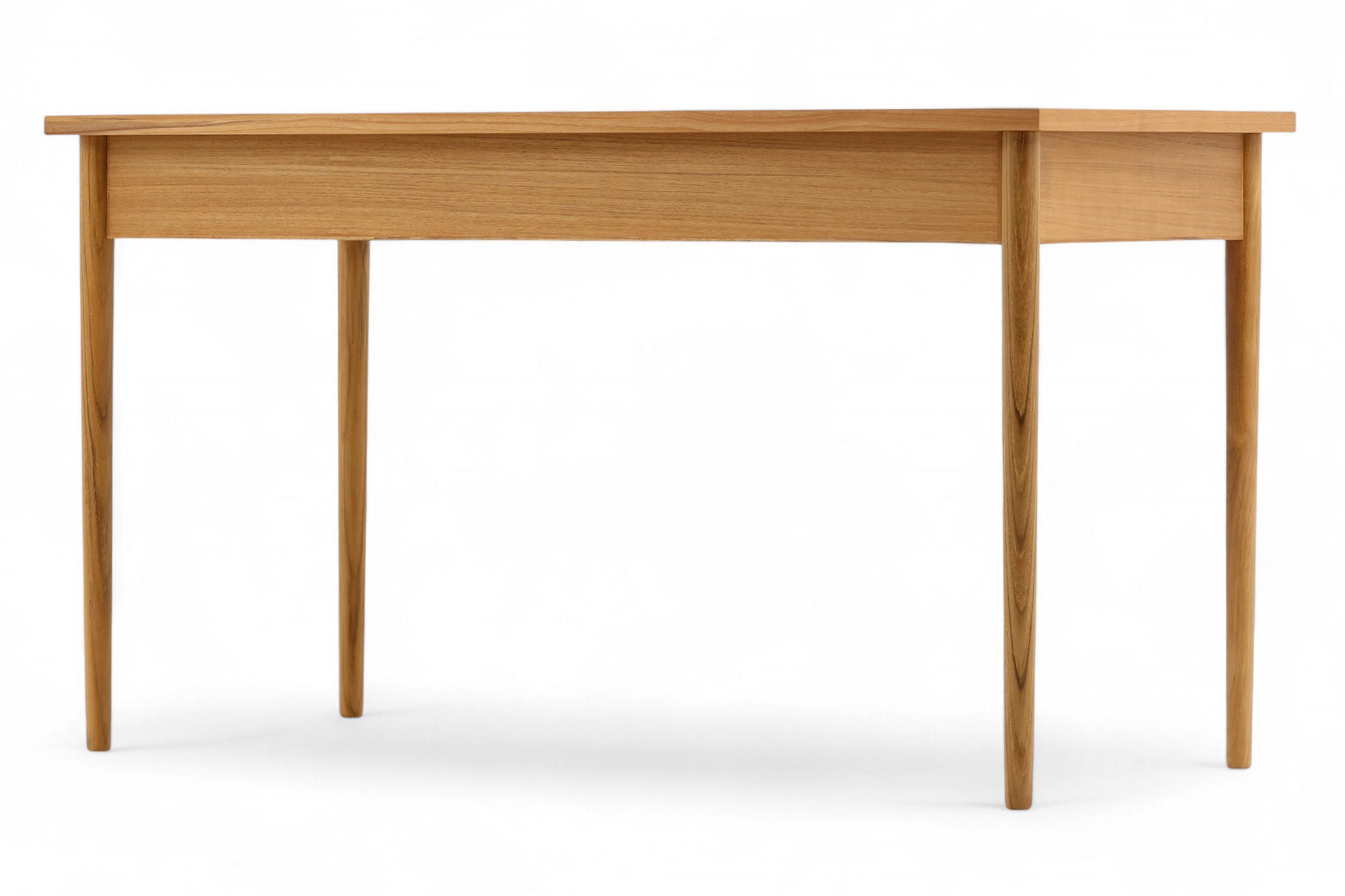 ナチュラルテイストのシンプルなパーソナルデスクです。上質なチーク材を使用し、シンプルですがデザイン性の高いアイテムです。あえて余計な塗装をあまりせず、木本来の味わいを楽しめる作りになっています。取手には現在入手困難なローズウッド（現在はチーク材のローズウッドカラー塗装への仕様変更となっています）を使用し、コントラストの美しさが感じられる仕上がりになっています。通常安価な白木などが用いられる裏面や引き出しの内部にも全て上質なチーク材を使用しており高級感があります。 