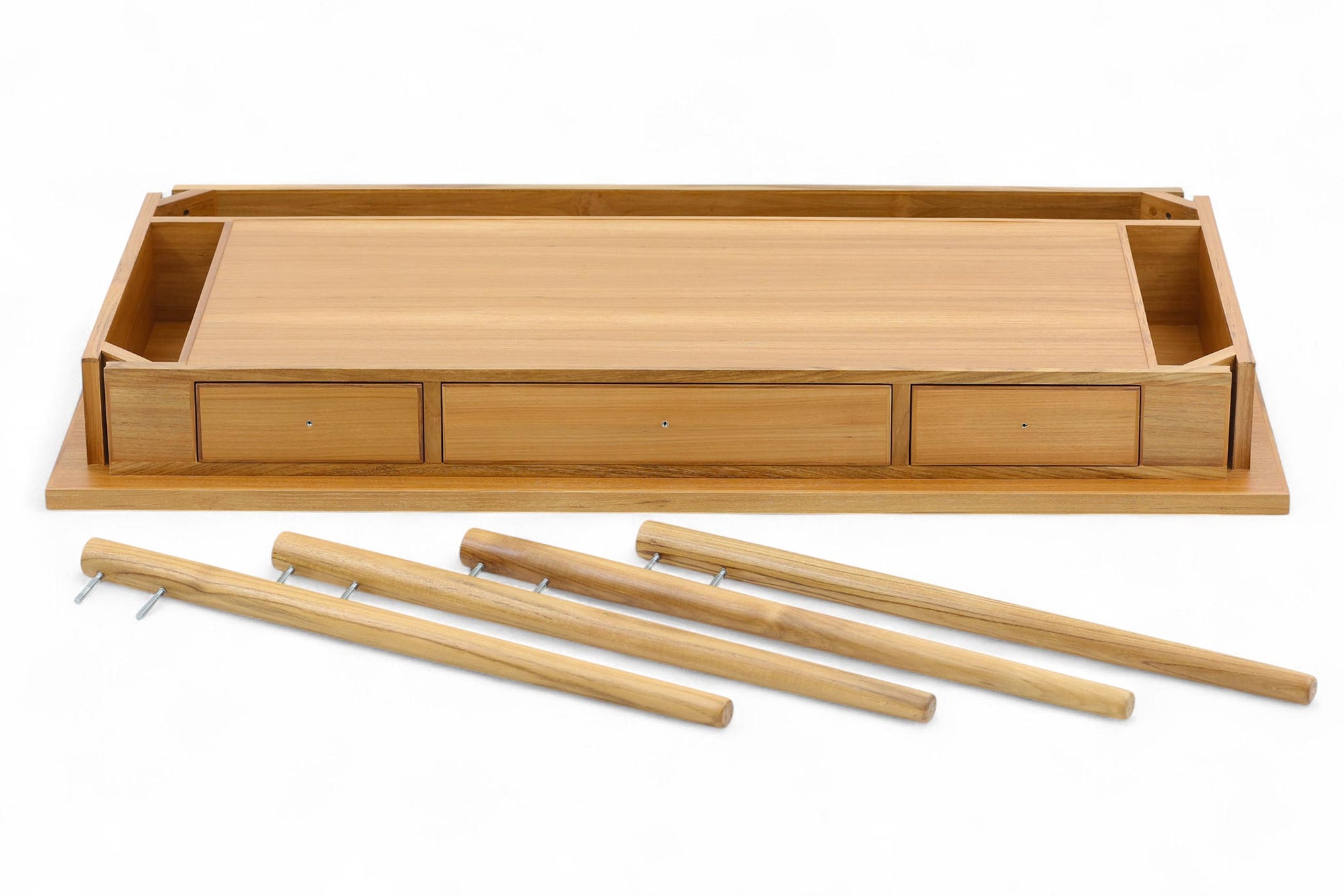 ナチュラルテイストのシンプルなパーソナルデスクです。上質なチーク材を使用し、シンプルですがデザイン性の高いアイテムです。あえて余計な塗装をあまりせず、木本来の味わいを楽しめる作りになっています。取手には現在入手困難なローズウッド（現在はチーク材のローズウッドカラー塗装への仕様変更となっています）を使用し、コントラストの美しさが感じられる仕上がりになっています。通常安価な白木などが用いられる裏面や引き出しの内部にも全て上質なチーク材を使用しており高級感があります。 