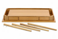 ナチュラルテイストのシンプルなパーソナルデスクです。上質なチーク材を使用し、シンプルですがデザイン性の高いアイテムです。あえて余計な塗装をあまりせず、木本来の味わいを楽しめる作りになっています。取手には現在入手困難なローズウッド（現在はチーク材のローズウッドカラー塗装への仕様変更となっています）を使用し、コントラストの美しさが感じられる仕上がりになっています。通常安価な白木などが用いられる裏面や引き出しの内部にも全て上質なチーク材を使用しており高級感があります。 