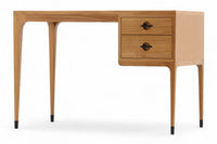 スレンダーな脚が特徴の片袖デスクです。本体はシンプルに、コーナーにジョイントされた四角い脚は先端に向かって徐々に丸くなるよう削りだしており、スタイリッシュで美しいデザインに仕上げています。ハンドメイドで一つ一つ丁寧に削り出した脚はチェスト本体との一体感があり、まるで完成品かのような仕上がりです。また、汚れやすいとされる足先には汚れが目立ちにくいように、そしてまるで美しい脚に見えるようにと、ひと手間かけてローズウッド材（現在はチーク材のローズウッドカラー塗装への仕様変更となっています）をジョイントしています。