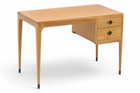 スレンダーな脚が特徴の片袖デスクです。本体はシンプルに、コーナーにジョイントされた四角い脚は先端に向かって徐々に丸くなるよう削りだしており、スタイリッシュで美しいデザインに仕上げています。ハンドメイドで一つ一つ丁寧に削り出した脚はチェスト本体との一体感があり、まるで完成品かのような仕上がりです。また、汚れやすいとされる足先には汚れが目立ちにくいように、そしてまるで美しい脚に見えるようにと、ひと手間かけてローズウッド材（現在はチーク材のローズウッドカラー塗装への仕様変更となっています）をジョイントしています。