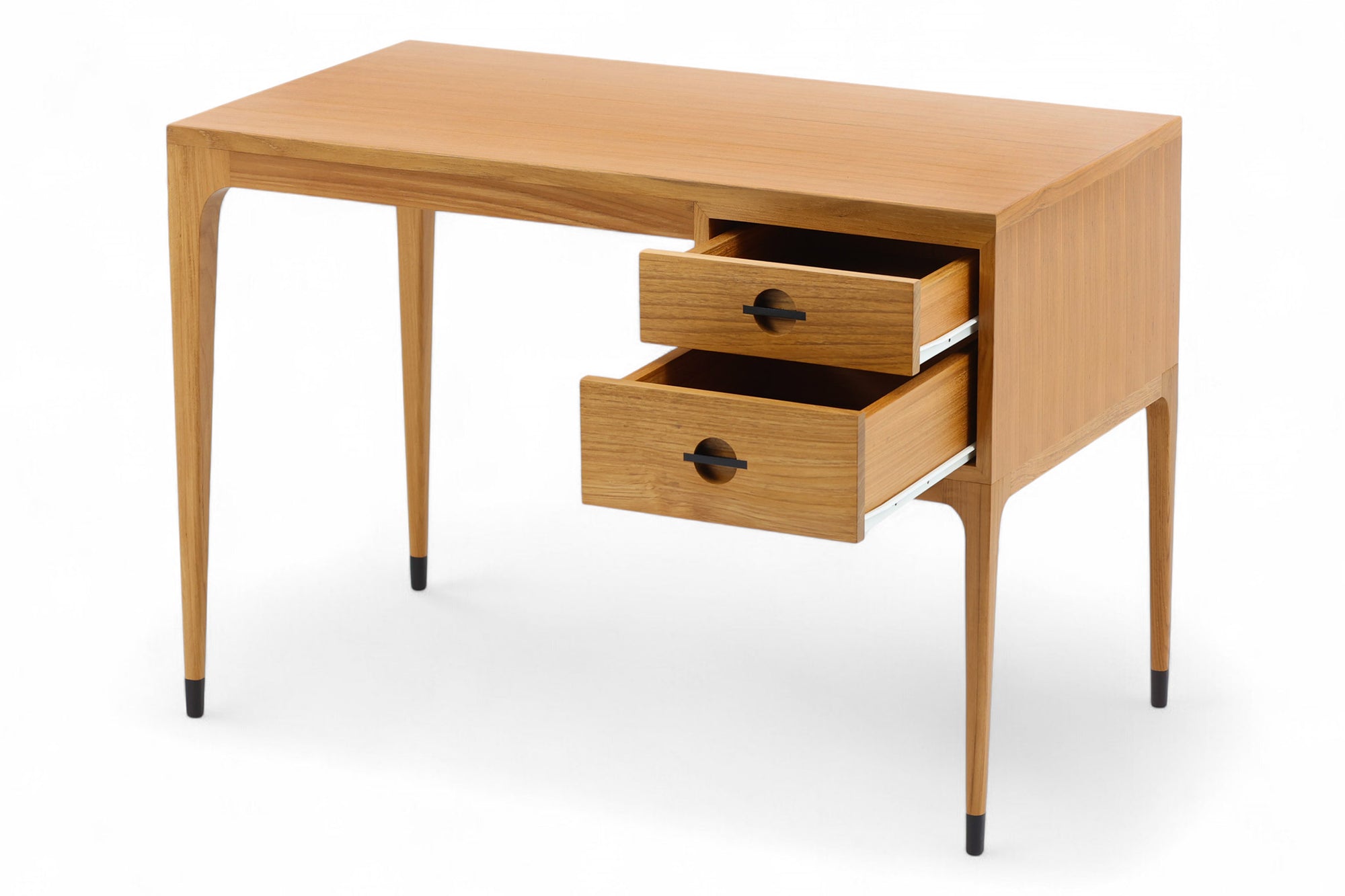 スレンダーな脚が特徴の片袖デスクです。本体はシンプルに、コーナーにジョイントされた四角い脚は先端に向かって徐々に丸くなるよう削りだしており、スタイリッシュで美しいデザインに仕上げています。ハンドメイドで一つ一つ丁寧に削り出した脚はチェスト本体との一体感があり、まるで完成品かのような仕上がりです。また、汚れやすいとされる足先には汚れが目立ちにくいように、そしてまるで美しい脚に見えるようにと、ひと手間かけてローズウッド材（現在はチーク材のローズウッドカラー塗装への仕様変更となっています）をジョイントしています。