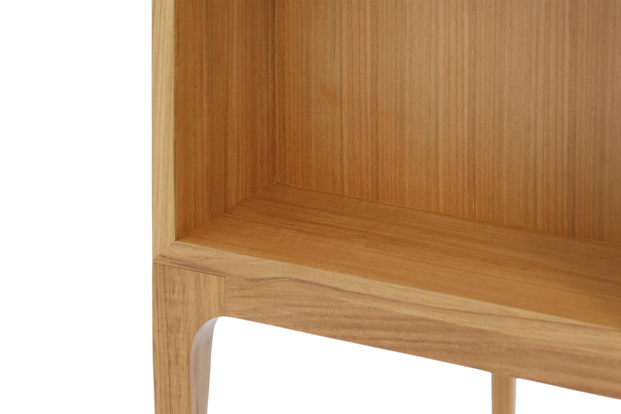 スレンダーな脚が特徴の片袖デスクです。本体はシンプルに、コーナーにジョイントされた四角い脚は先端に向かって徐々に丸くなるよう削りだしており、スタイリッシュで美しいデザインに仕上げています。ハンドメイドで一つ一つ丁寧に削り出した脚はチェスト本体との一体感があり、まるで完成品かのような仕上がりです。また、汚れやすいとされる足先には汚れが目立ちにくいように、そしてまるで美しい脚に見えるようにと、ひと手間かけてローズウッド材（現在はチーク材のローズウッドカラー塗装への仕様変更となっています）をジョイントしています。