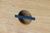 スレンダーな脚が特徴の片袖デスクです。本体はシンプルに、コーナーにジョイントされた四角い脚は先端に向かって徐々に丸くなるよう削りだしており、スタイリッシュで美しいデザインに仕上げています。ハンドメイドで一つ一つ丁寧に削り出した脚はチェスト本体との一体感があり、まるで完成品かのような仕上がりです。また、汚れやすいとされる足先には汚れが目立ちにくいように、そしてまるで美しい脚に見えるようにと、ひと手間かけてローズウッド材（現在はチーク材のローズウッドカラー塗装への仕様変更となっています）をジョイントしています。