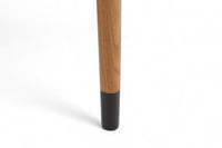 スレンダーな脚が特徴の片袖デスクです。本体はシンプルに、コーナーにジョイントされた四角い脚は先端に向かって徐々に丸くなるよう削りだしており、スタイリッシュで美しいデザインに仕上げています。ハンドメイドで一つ一つ丁寧に削り出した脚はチェスト本体との一体感があり、まるで完成品かのような仕上がりです。また、汚れやすいとされる足先には汚れが目立ちにくいように、そしてまるで美しい脚に見えるようにと、ひと手間かけてローズウッド材（現在はチーク材のローズウッドカラー塗装への仕様変更となっています）をジョイントしています。