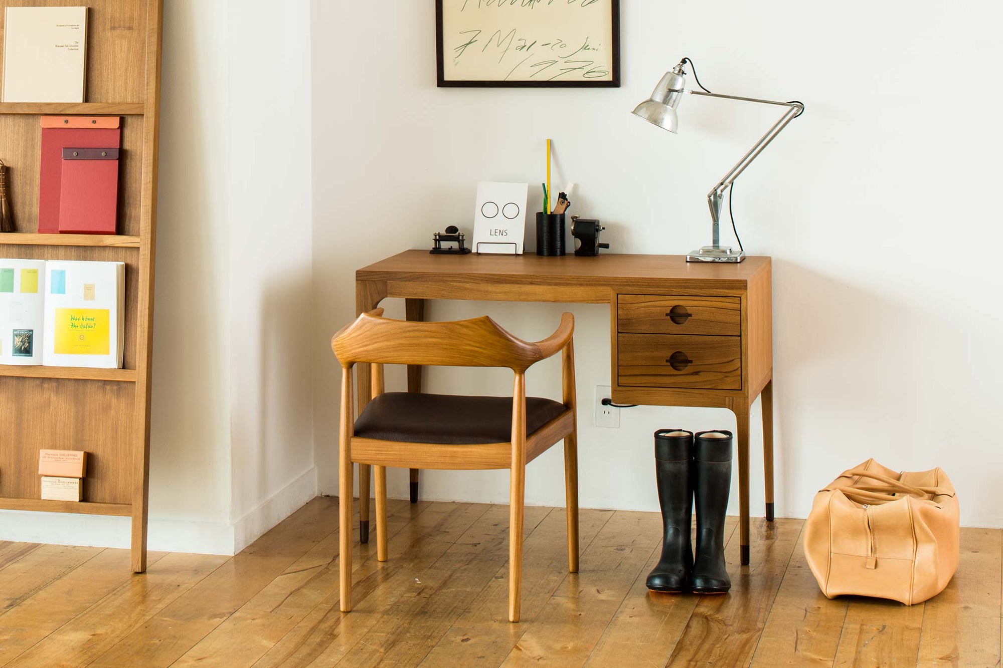 スレンダーな脚が特徴の片袖デスクです。本体はシンプルに、コーナーにジョイントされた四角い脚は先端に向かって徐々に丸くなるよう削りだしており、スタイリッシュで美しいデザインに仕上げています。ハンドメイドで一つ一つ丁寧に削り出した脚はチェスト本体との一体感があり、まるで完成品かのような仕上がりです。また、汚れやすいとされる足先には汚れが目立ちにくいように、そしてまるで美しい脚に見えるようにと、ひと手間かけてローズウッド材（現在はチーク材のローズウッドカラー塗装への仕様変更となっています）をジョイントしています。